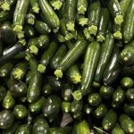 Courgettes bio en cagette, proposées en anti-gaspi à la ferme GoJardin